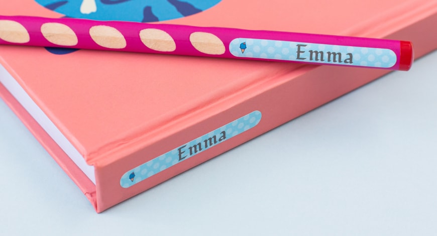 Mit den Stifteaufklebern können Sie verschiedene Schulmaterialien personalisieren